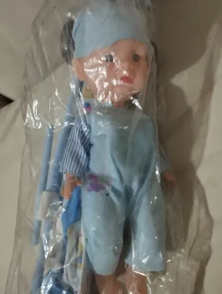 Bambola con passeggino giocattolo