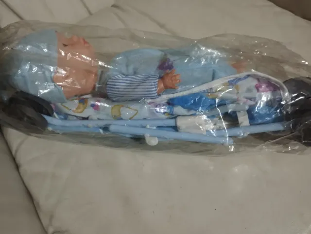 Bambola con passeggino giocattolo