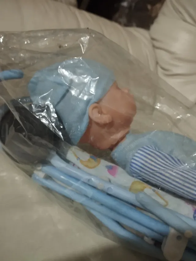 Bambola con passeggino giocattolo