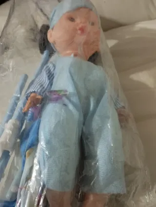 Bambola con passeggino giocattolo