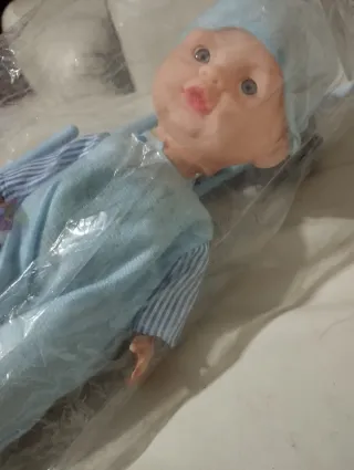 Bambola con passeggino giocattolo