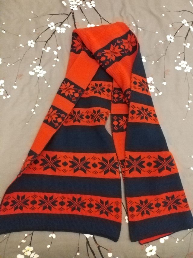 Bufanda de punto rojo y azul Pull and Bear