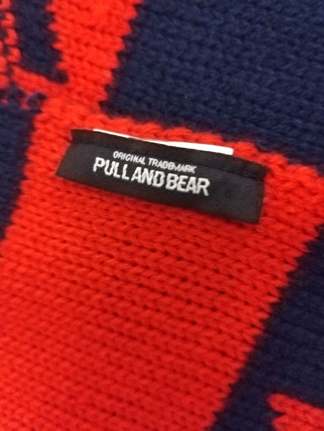 Bufanda de punto rojo y azul Pull and Bear