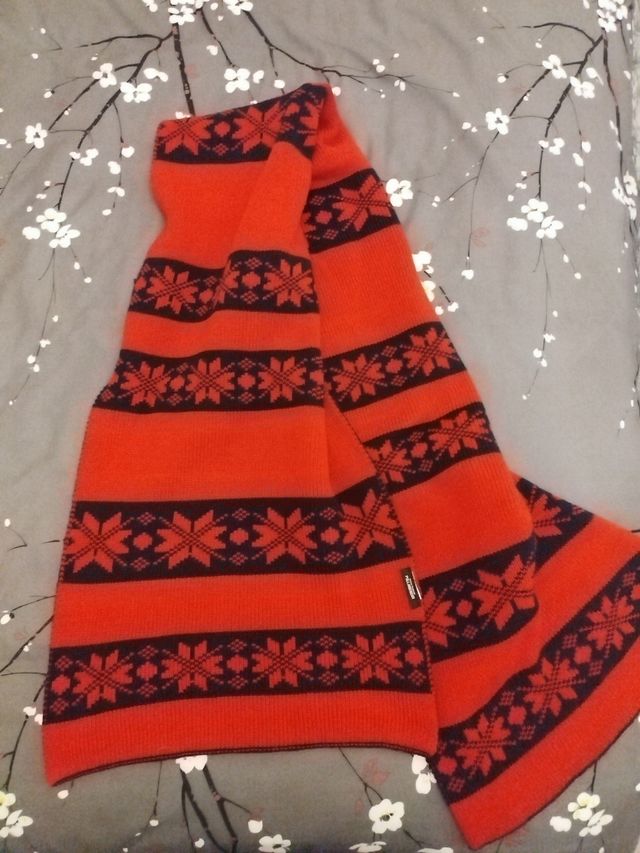 Bufanda de punto rojo y azul Pull and Bear