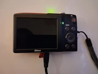 Cámara Nikon Coolpix Roja 16MP