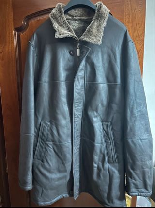 Chaqueta de piel negra con cuello sintético
