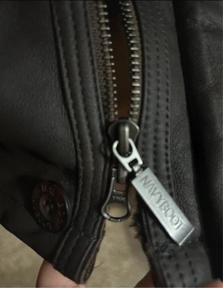 Chaqueta de piel negra con cuello sintético