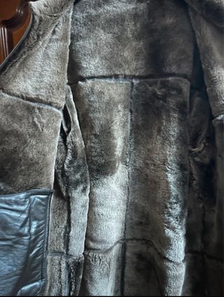 Chaqueta de piel negra con cuello sintético