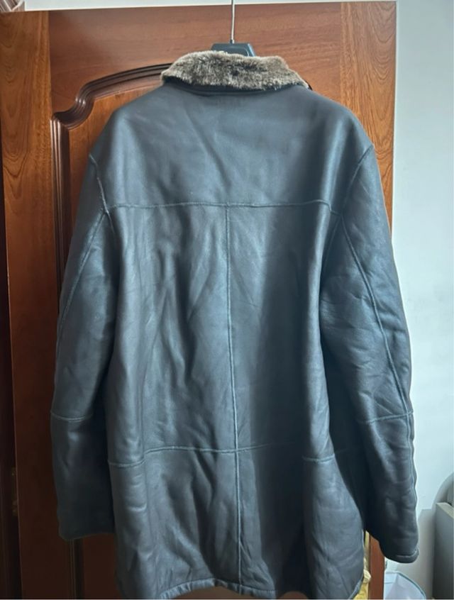 Chaqueta de piel negra con cuello sintético