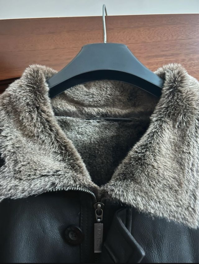 Chaqueta de piel negra con cuello sintético