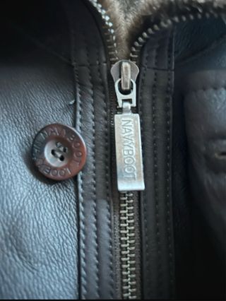 Chaqueta de piel negra con cuello sintético