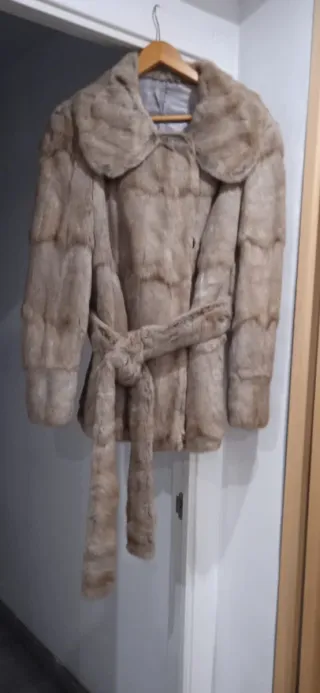 Elegante abrigo vintage pelo ardilla