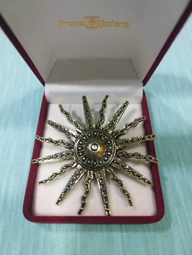 Broche vikingo Sol Dorado comprado Finlandia