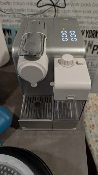 Cafetera cápsulas Nespresso DeLonghi Lattissima To