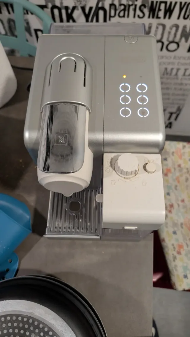 Cafetera cápsulas Nespresso DeLonghi Lattissima To