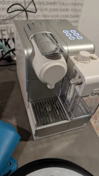 Cafetera cápsulas Nespresso DeLonghi Lattissima To