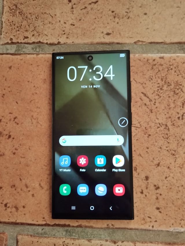 Smartphone nero con pennino.