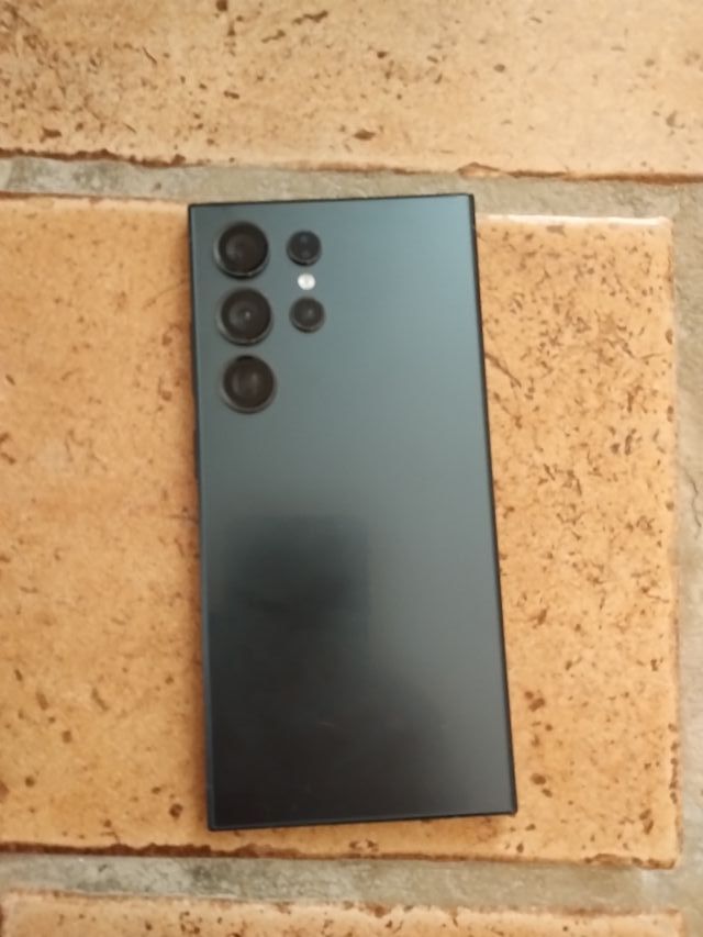 Smartphone nero con pennino.