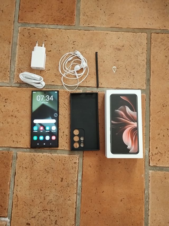 Smartphone nero con pennino.