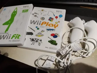 Nintendo Wii Fit y Wii Play con mandos
