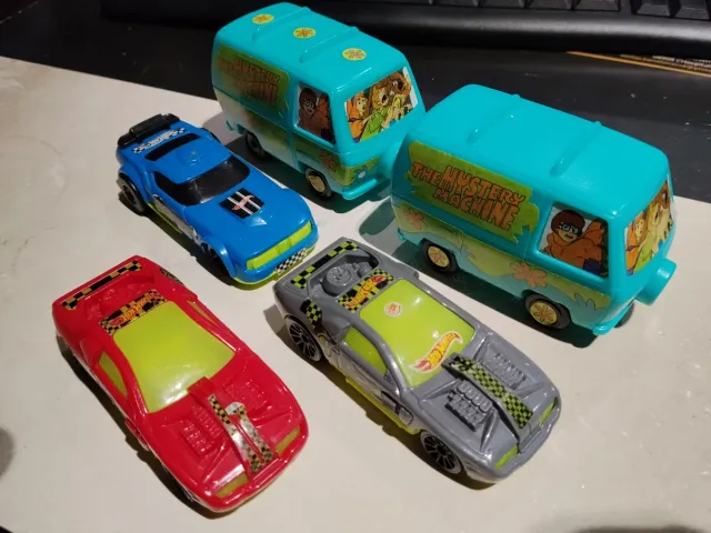 Hotwheels Mystery Machine y coches de carreras