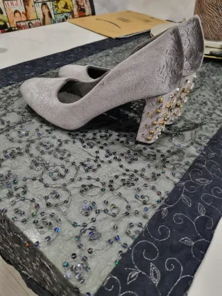 Zapatos de tacón grises con pedrería