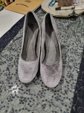 Zapatos de tacón grises con pedrería