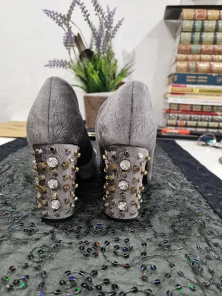 Zapatos de tacón grises con pedrería