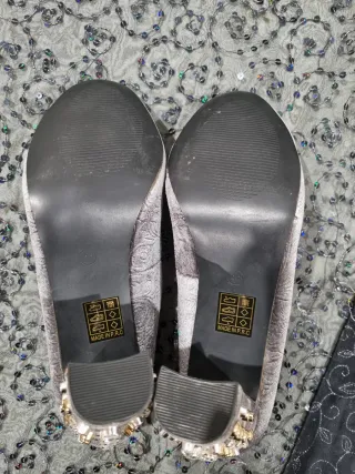 Zapatos de tacón grises con pedrería