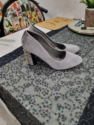 Zapatos de tacón grises con pedrería