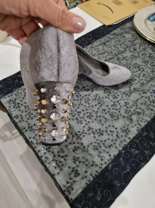 Zapatos de tacón grises con pedrería