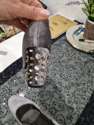 Zapatos de tacón grises con pedrería