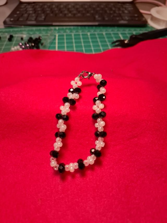 Orecchini e bracciali fatti a mano