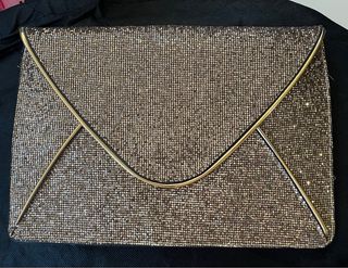 Cartera de mano dorada brillante.