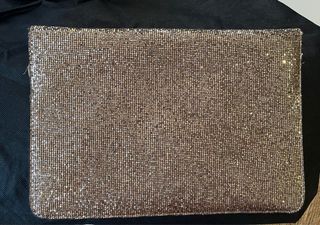 Cartera de mano dorada brillante.