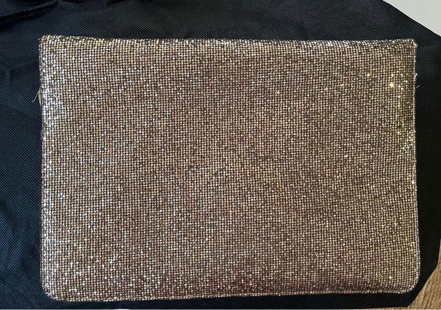 Cartera de mano dorada brillante.