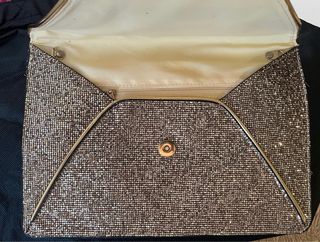 Cartera de mano dorada brillante.