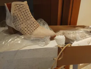 Botines beige con detalles calados. Marca OPPA