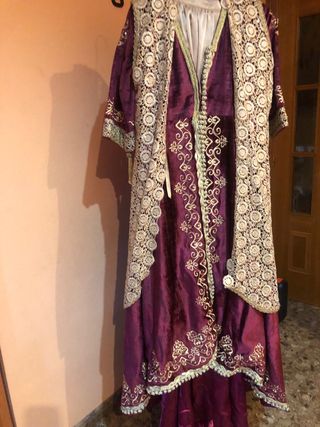 Traje de fiesta morado y dorado