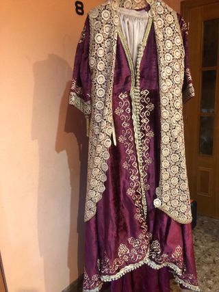 Traje de fiesta morado y dorado