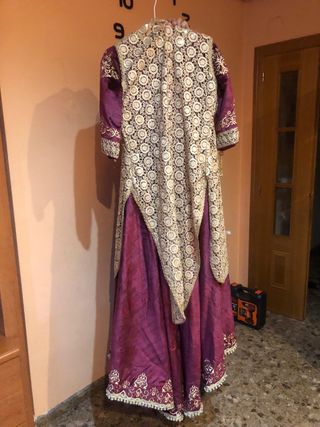 Traje de fiesta morado y dorado