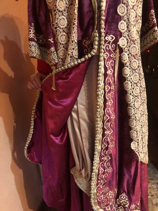 Traje de fiesta morado y dorado