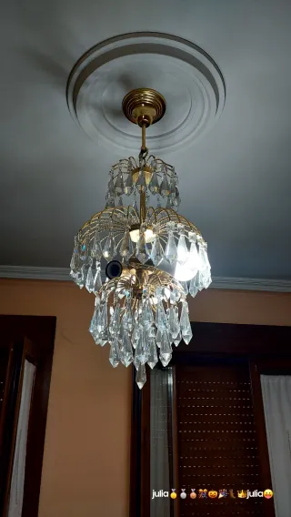 Lampadario dorato e in cristallo