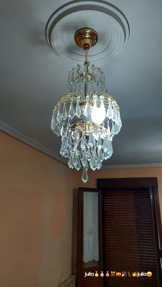 Lampadario dorato e in cristallo