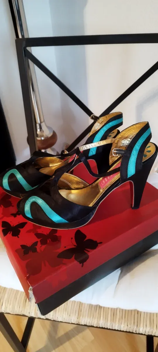 Zapatos de tacón negros y turquesa