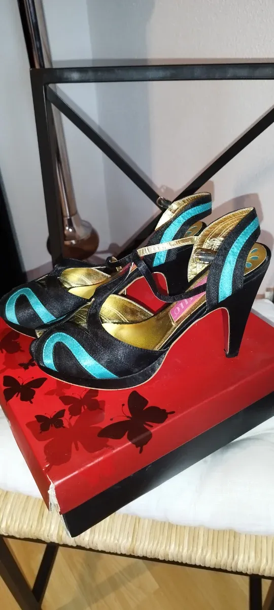 Zapatos de tacón negros y turquesa