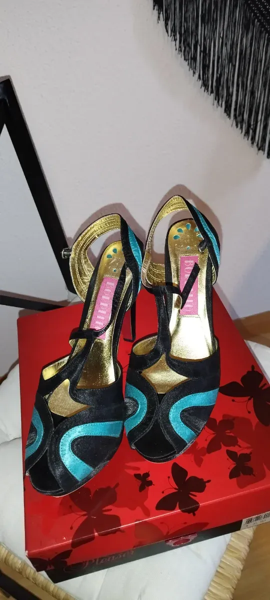 Zapatos de tacón negros y turquesa