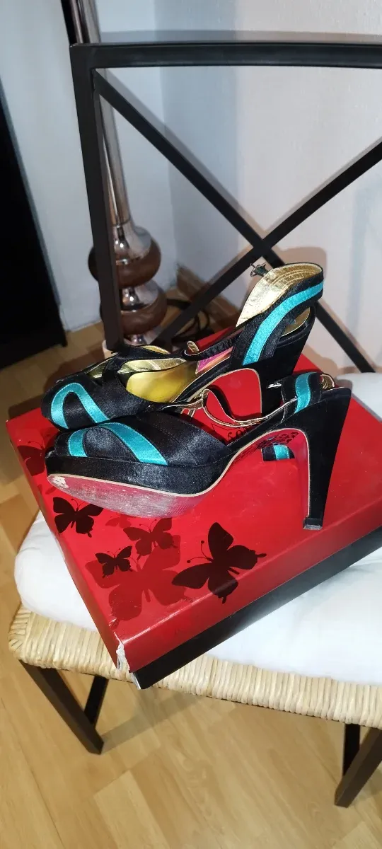 Zapatos de tacón negros y turquesa