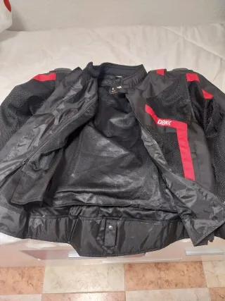 Chaqueta de moto negra y roja
