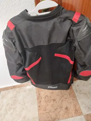 Chaqueta de moto negra y roja